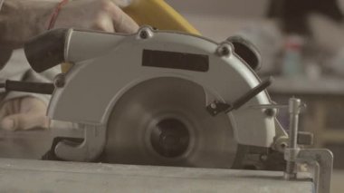 Marangoz metal balk düz çizgi üzerinde ahşap tahta kesti. Bağlantı elemanlarını ertele.