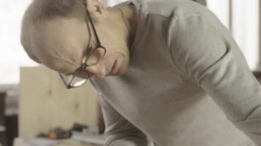 Profesyonel ahşap işçisi başka bir tahta koymak, düzeltmek. Mobilya yapımı