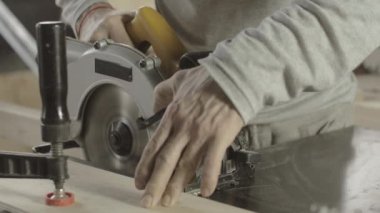 Marangoz düz çizgi üzerinde ahşap tahta kesti. Dairesel testere. Mobilya yapımı