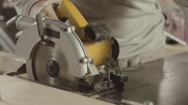 Carpenter cut wooden board on straight line. Circular saw. — Stock Video