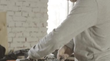 Profesyonel ahşap işçisi özel parlatma makinesini anahtarla ayarlar. Mobilya