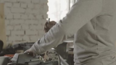 Profesyonel marangoz, özel dalma yönlendiricilerini anahtarla ayarlar. Mobilya