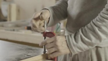 Profesyonel marangoz metal kelepçeler ile ahşap tahta sabitleme. Mobilya yapımı