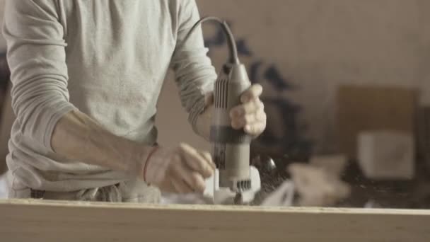 O carpinteiro profissional treme a serragem do encaminhador de mergulho. Tratamento — Vídeo de Stock