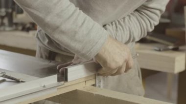 Marangoz ölçmek ahşap tahta metal köşe düz kenar tarafından. Goniometri. Işlem