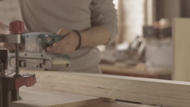 Proces stolarskie drewnianej deski przez szlifierki taśmowej. Przechodzenie do przodu i do tyłu — Wideo stockowe