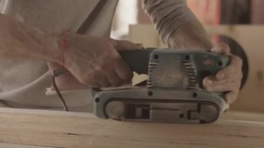 Kemer zÜpler tarafından ahşap tahta marangoz dikkatli işlem yüzeyi.