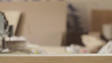 Yetişkin ahşap işçisi süreci kemer zımpara ile ahşap tahta. Düzgün hareketler