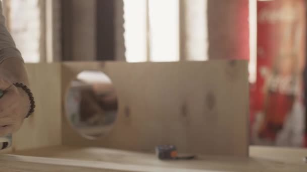 Travailleur du bois adulte surface de processus soigneux de la planche en bois par ponceuse à ceinture .