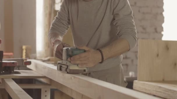 Joiner trata placa de madeira por lixadeira de cinto. Avancem e recuem. — Vídeo de Stock