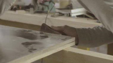 Profesyonel woodworker Lehçe kenarına iki ahşap kurulları tarafından özel sünger.