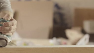 Profesyonel woodworker tedavi ahşap Kurulu tarafından kemer sander. Pürüzsüz hareketler