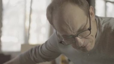 Woodworker gözlük ölçü ahşap pansiyon yeşilaycı tarafından yüzü. Mobilya.