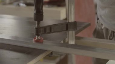 Ahşap tahta üzerinde profesyonel marangoz düzeltme metal inat. Mobilya yapım süreci