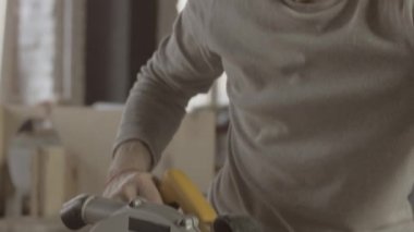 Woodworker kesim ahşap tahta inat, düz çizgi üzerinde hazır olun. Daire testere