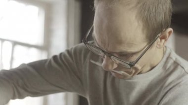 Profesyonel woodworker ahşap tahta masada sabitleme yüzü. Mobilya yapım