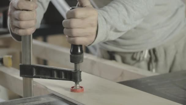 Professionele schrijnwerker harde fix houten plank op een ander. Maken van meubels — Stockvideo