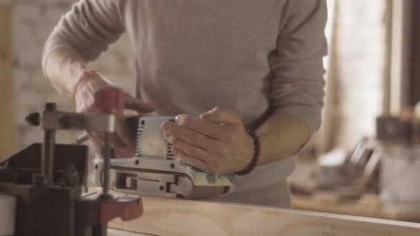 Tischler behandeln Holzbrettschleifer. vorwärts und rückwärts bewegen, drücken — Stockvideo
