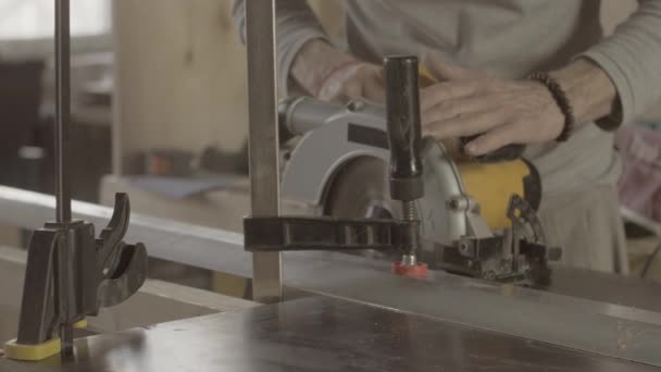 Panneau en bois de coupe de menuisier sur la ligne droite de balk métallique. Scie circulaire — Video