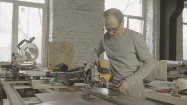 Carpintero medir tablero de madera por regla, sierra circular en la mesa. Muebles — Vídeo de stock