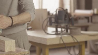 Marangoz işlem ahşap Kurulu tarafından kemer sander kenarına. İleri geri gitmek