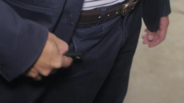 Takım Elbiseli Adam Kot Pantolonunun Cebinden Zili Çalıyor Telefona Cevap — Stok video