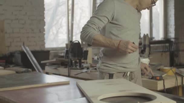 Professionele Timmerman Assemblage Meubels Van Houten Planken Meting Proces Van — Stockvideo
