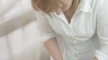 Masöz salonda kadın ayak parmakları masaj yapmak. Terapötik prosedür