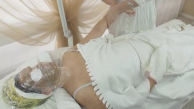 Masöz güzellik salonu sol kadın el masaj yapmak. Terapötik prosedür