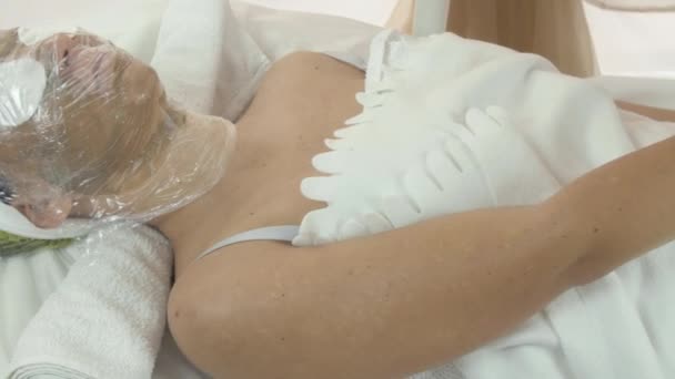 Massaggiatrice fanno il massaggio delle dita sulla mano destra della donna nel salone di bellezza . — Video Stock