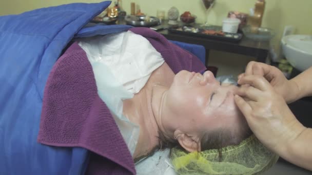 Kozmetolojist güzellik salonu yetişkin şişman kadın burun, alın masajı yapmak — Stok video