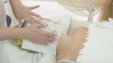 Kozmetolojist güzellik salonda ıslak almak için kadın yüzüne peçete koymak. Skincare