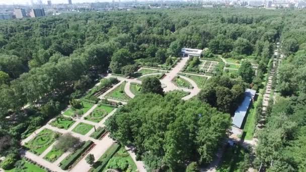 Quadrocopter disparar hermoso jardín de verano verde con fuente en el centro. Día soleado. Paisaje urbano — Vídeos de Stock