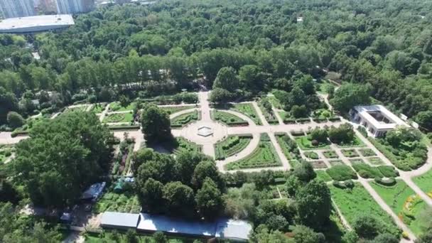 Quadrocopter atirar belo jardim de verão verde com fonte no centro. Dia ensolarado. Panorama — Vídeo de Stock