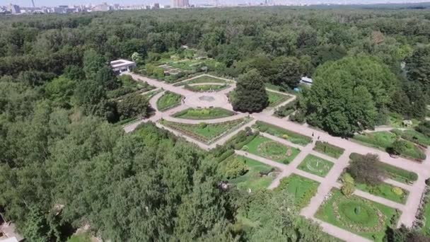 Quadrocopter tirer beau jardin d'été vert avec fontaine. Des parterres de fleurs. Ensoleillé. De nombreux arbres 