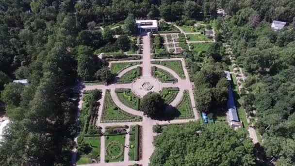 Quadrocopter atirar panorama belo jardim de verão verde, fonte no centro. Dia sem nuvens ensolarado — Vídeo de Stock