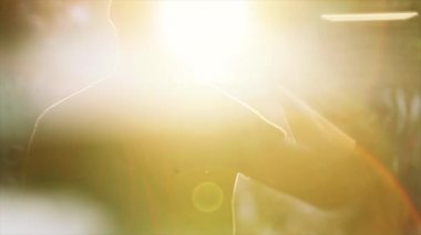 Sahne Alanı'nda mikrofon, güneş ışınları siluet Yetişkin adama tarafında geri. Canlı konser. Şarkıcı