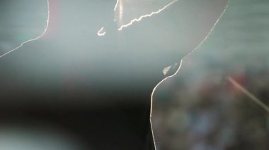 Güneş ışınları siluet adam arka yüzünde Sahne Alanı'nda mikrofon gerçekleştirin. Kafa dokunun. Canlı konser