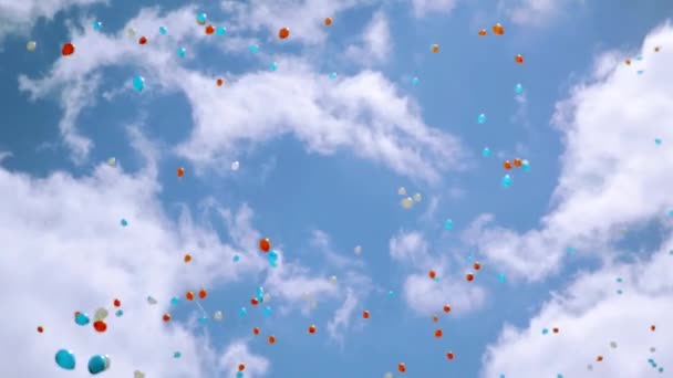 Muchos globos de aire rojos, blancos y azules vuelan en un hermoso cielo nublado. Colores de la bandera nacional rusa — Vídeo de stock