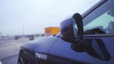 Sokak görünümü sol tarafında mavi yeni araba stand. Sunu. Ön ayna. Tekerlek. Otomatik. Soğuk tonları