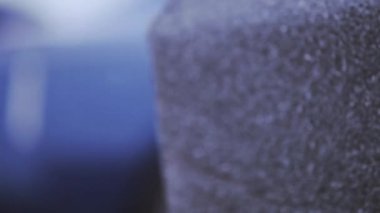 Tampon koyu mavi yeni araba arka tarafında. Tekerlekler. Sunu. Kırmızı ışıklar. Otomobil. Soğuk tonları