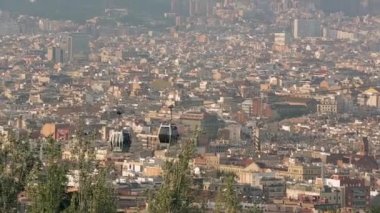 Teleferik megapolis İspanya yukarıda kabin hareket. Güneşli bir gün. Mimarisi. Ağaçlar