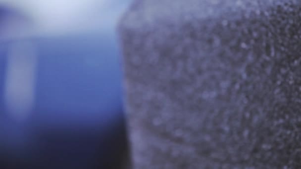 Face arrière du pare-chocs bleu foncé nouvelle voiture. Roues. Présentation. Feux rouges. Automobile. Nuances froides 