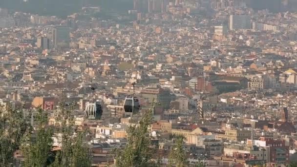 Cabanas móveis de teleférico acima de megapolis em Espanha. Dia ensolarado. Arquitetura. Árvores — Vídeo de Stock