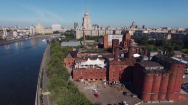 Quadrocopter yaz Restoran Moskova Merkezi şehirde yaz günde bina çatı tuğla üzerinde ateş