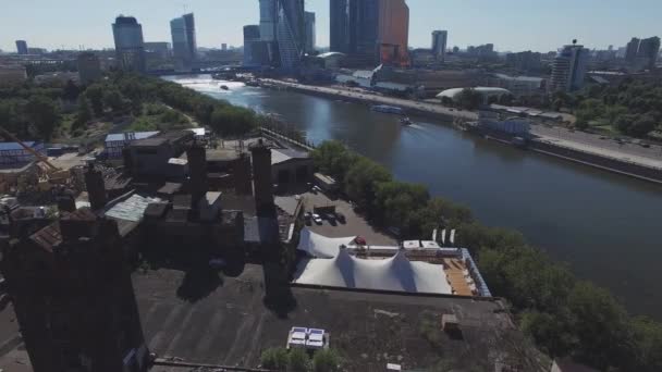 Quadrocopter skjuta taket av sommarrestaurang i Moskva city vid Moskva floden i solig dag. — Stockvideo