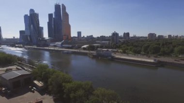 Quadrocopter ateş Moskova Uluslararası İş Merkezi. Moskova Nehri. Yaz güneşli gün.