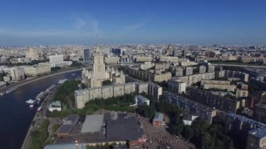 Quadrocopter yaz bulutsuz günde Moscow city uçmak. Cityscape. Bina Radisson Royal otel.