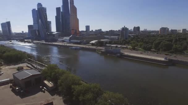 Quadrocopter schiet Moskou International Business Center uit langs de rivier. Zonnige zomerdag. — Stockvideo