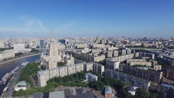Quadrocopter літати над Москва місто в безхмарне літній день. Центр. Будівля готелю Radisson Royal Hotel. — стокове відео